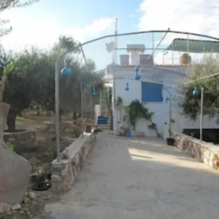 με πισίνα στην φαλάνθη *