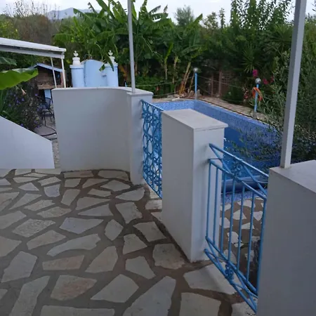 με πισίνα στην φαλάνθη *