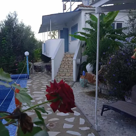 με πισίνα στην φαλάνθη Βίλα *